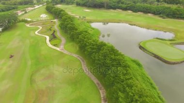 Güzel golf sahasının havadan görünümü