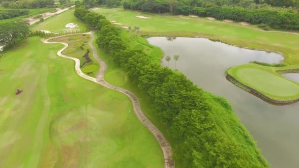 A légi felvétel a gyönyörű golfpálya — Stock videók