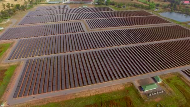 Vista aérea de um parque de painéis solares — Vídeo de Stock