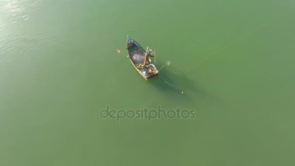Vista aérea de pequeños barcos de pesca en el mar — Vídeos de Stock