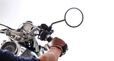 Adam beyaz arka plan üzerinde motosiklet