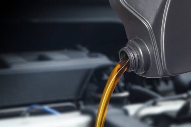 Dökme, dökülen petrol şişe yağ otomobil motor yağı