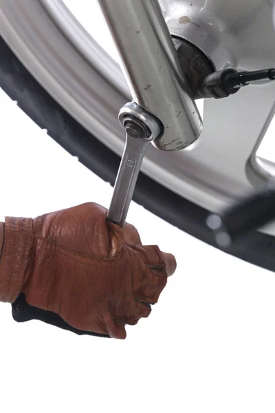 Oříznutý pohled motocyklu mechanik na bílém pozadí — Stock fotografie