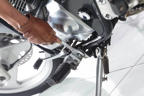 Vista recortada del mecánico de la motocicleta sobre fondo blanco — Foto de Stock