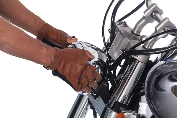 Обрізаний вид механіка мотоцикла на білому тлі — стокове фото