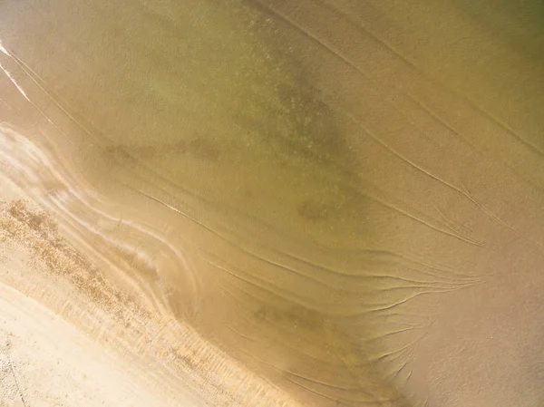 Kumlu plaj arka plan görünümünü denizde top — Stok fotoğraf