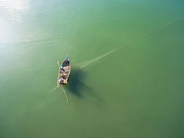 Blick von oben auf Fischerboote im Meer, Fischerboot schwimmt im Wasser — Stockfoto