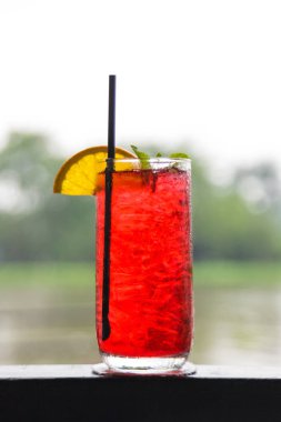 Buz ile soğuk taze çilek çayı