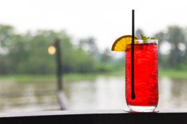 Buz ile soğuk taze çilek çayı