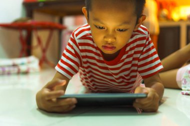 Küçük çocuk evde dijital tablet kullanma görünümünü kırpılmış