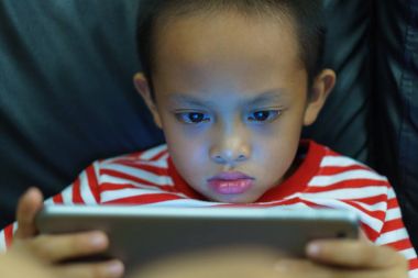 Küçük çocuk evde dijital tablet kullanma görünümünü kırpılmış