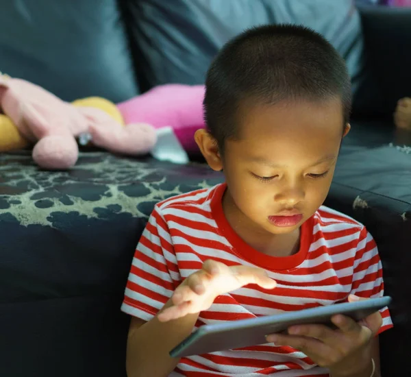 Vista recortada del niño pequeño usando una tableta digital en casa — Foto de Stock