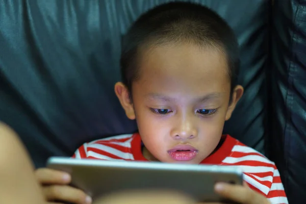 Ausgeschnittene Ansicht eines kleinen Jungen mit einem digitalen Tablet zu Hause — Stockfoto