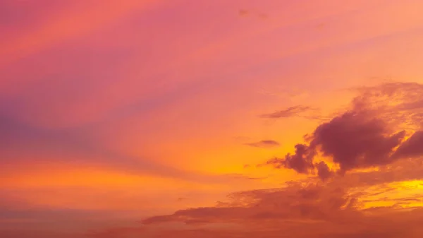 Bellissimo cielo drammatico con nuvola al tramonto — Foto Stock