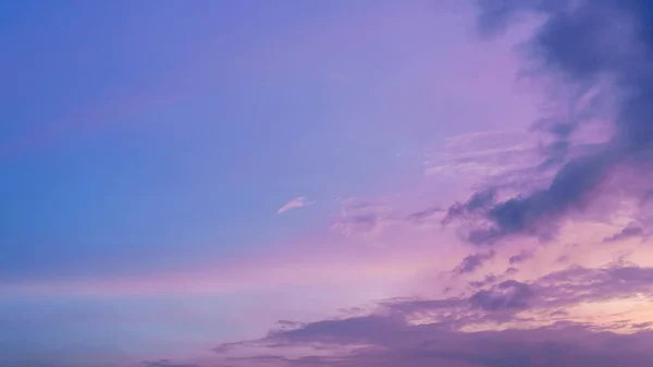 Hermoso cielo dramático con nube al atardecer —  Fotos de Stock