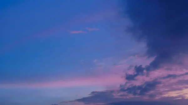 Schöner dramatischer Himmel mit Wolken bei Sonnenuntergang — Stockfoto