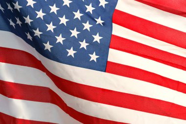 Yıldız ve çizgili Amerikan bayrağı sallayarak