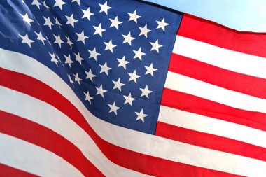 Yıldız ve çizgili Amerikan bayrağı sallayarak