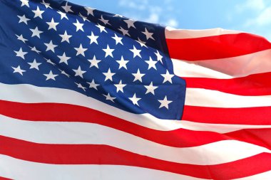 Yıldız ve çizgili mavi gökyüzüne Amerikan bayrağı sallayarak