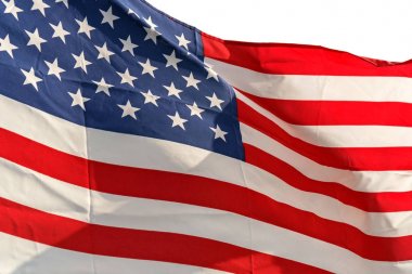 Yıldız ve çizgili beyaz zemin üzerine Amerikan bayrağı sallayarak