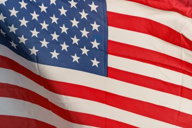 Yıldız ve çizgili Amerikan bayrağı sallayarak