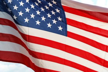 Yıldız ve çizgili Amerikan bayrağı sallayarak
