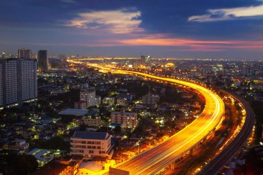 Taşımacılığında modern şehir, sokak gece ışık, ışık rotaları 