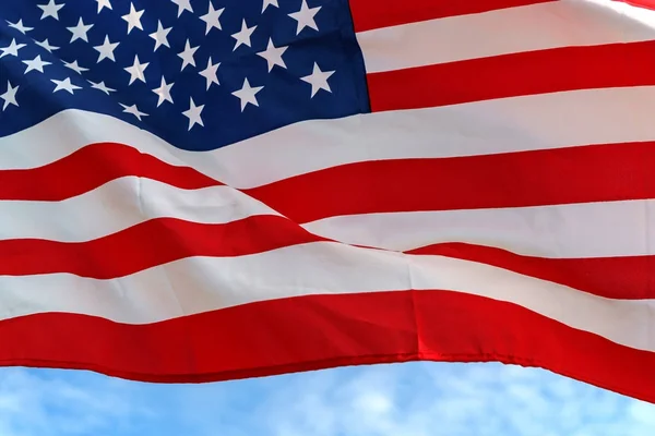 Schwenken Stern und Streifen amerikanische Flagge am blauen Himmel — Stockfoto