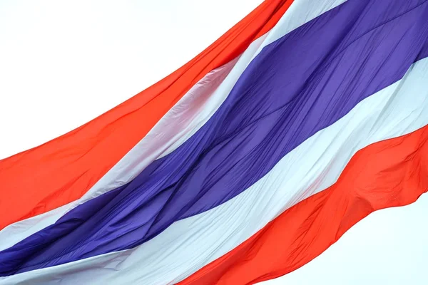Sventolando bandiera della Thailandia su sfondo bianco — Foto Stock