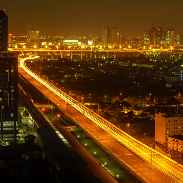 Transporte en la ciudad moderna, luz de la calle noche, senderos ligeros — Foto de Stock