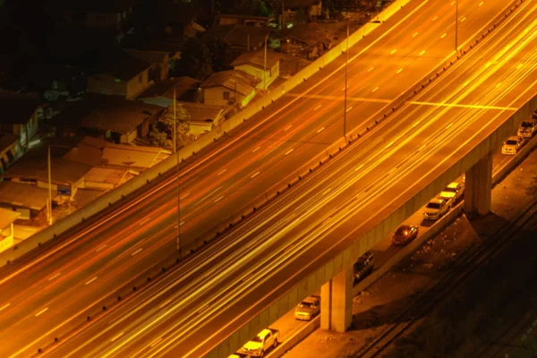 近代的な都市、通りの夜の光、交通光コースします。 — ストック写真