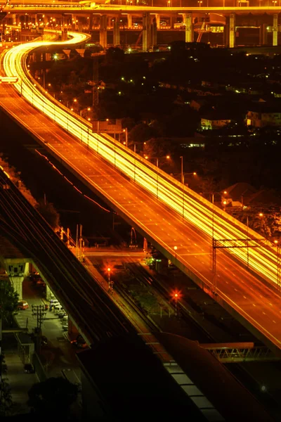 Транспорт в современном городе, улица ночное освещение, легкие тропы — стоковое фото