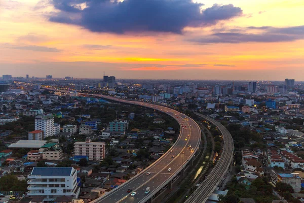 Taşımacılığında modern şehir, sokak gece ışık, ışık rotaları — Stok fotoğraf