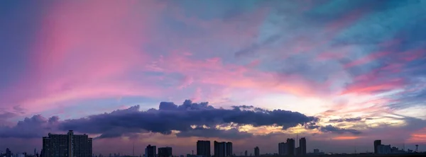 Dämmerhimmel und Wolken bei Sonnenuntergang über der Stadt — Stockfoto