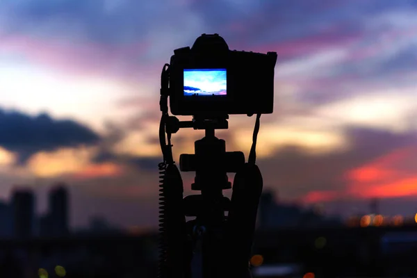 Silhouette della fotocamera sta scattando una foto del crepuscolo al th — Foto Stock