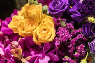 Karışık çiçek aranjmanı, renkli buket çiçek karışık.