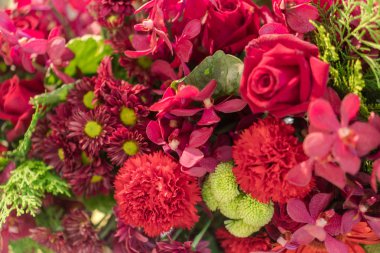 Karışık çiçek aranjmanı, renkli buket çiçek karışık.