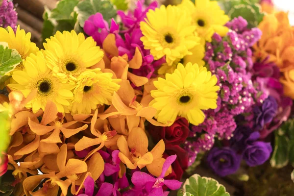 Смешанная цветочная композиция, разноцветные букеты цветов — стоковое фото