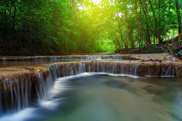 Şelale ile ormanda derin, Kanchanaburi, Tayland — Stok fotoğraf