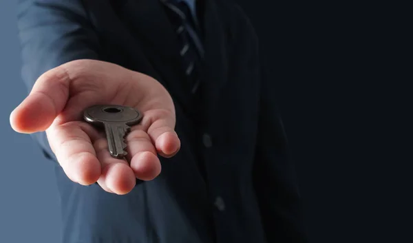 Gros plan de l'homme d'affaires détenant la clé du succès concept — Photo