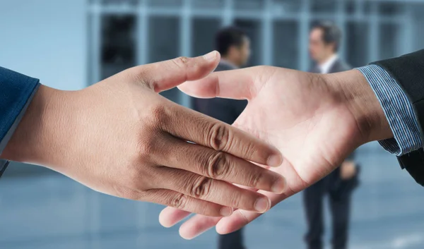 Oříznutý pohled podnikatel handshake uzavřít dohodu v kanceláři — Stock fotografie