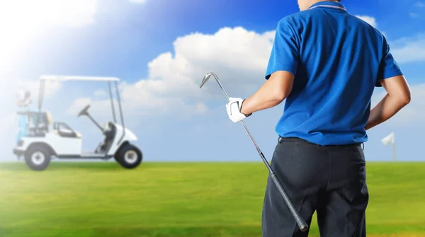 Joueur de golf tenant un club de golf sur un terrain de golf — Photo