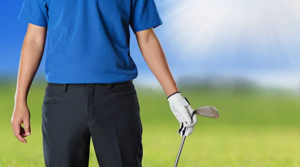 Joueur de golf tenant un club de golf sur un terrain de golf — Photo