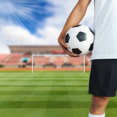 Futbol futbolcu futbol alanında bir top tutan