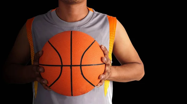 बास्केटबॉल गेंद और बास्केटबॉल खिलाड़ी काले बैकग्राउ पर अलग — स्टॉक फ़ोटो, इमेज