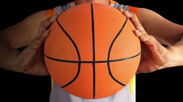 Basketball bold og basketball spiller isoleret på sort backgrou - Stock-foto
