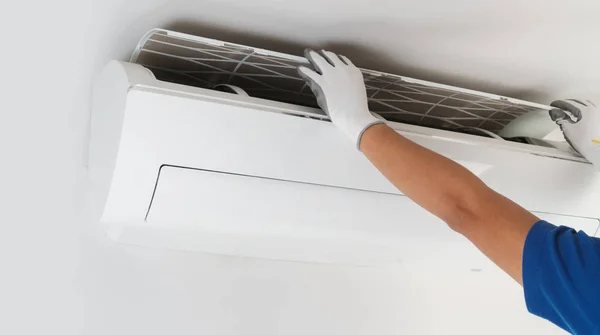 Mano del técnico de limpieza de aire acondicionado en casa — Foto de Stock