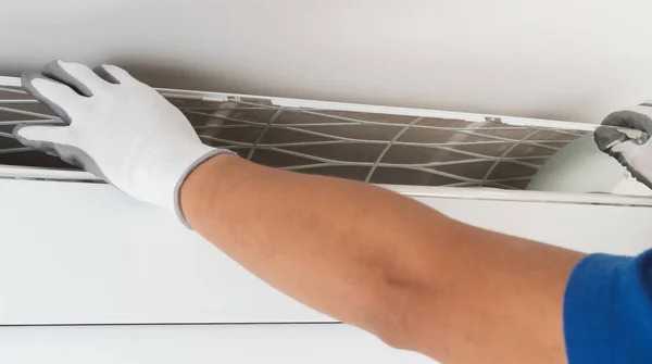 Mano di tecnico che pulisce il condizionatore d'aria in casa — Foto Stock