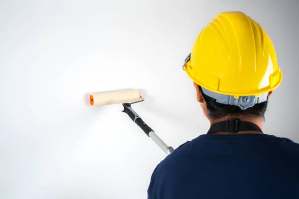 Schilder schilderij een muur met roller — Stockfoto