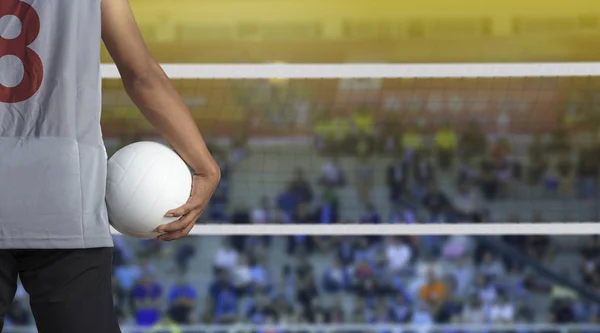 Jogador de voleibol com bola no campo de voleibol — Fotografia de Stock